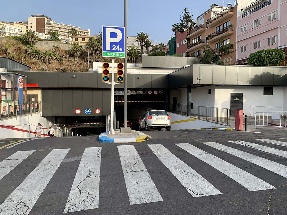 Parking Centro Comercial Pirámides de Martiánez